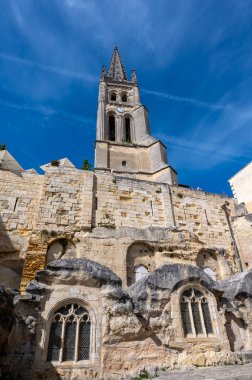 Eski evlerin manzarası ve ortaçağ kasabası St. Emilion 'un dar tepecikli caddeleri, Cru sınıfı üzüm bağlarında kırmızı Bordeaux şarabı üretimi Saint-Emilion şarap üretim bölgesi, Fransa, Bordeaux