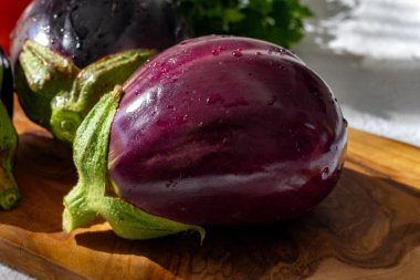 Fuerteventura Adası, İspanya 'daki organik sebze çiftliğinden çiğ patlıcan.