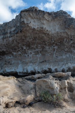 Pajara 'nın kuzeyindeki Ajuy kasabasındaki mağara ağındaki Kanarya Adaları' nın en eski kayaları jeolojik mucize derin okyanus ve Kretase döneminde oluşan tortul substratlardan oluşur.