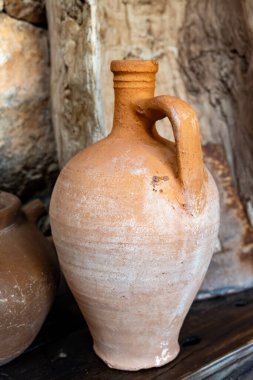 Eski terracotta kil mutfak gereçleri kavanozlar, sürahiler ve tencereler, antik yemek takımları