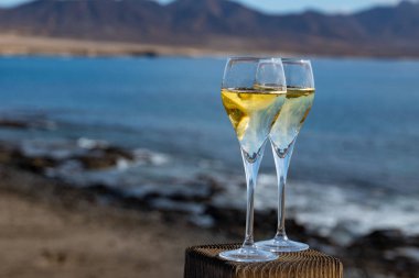 Fuerteventura 'nın güneyi, Kanarya adaları, mavi okyanus, dağlar, İspanya