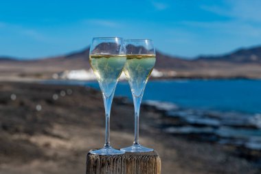 Fuerteventura 'nın güneyi, Kanarya adaları, mavi okyanus, dağlar, İspanya