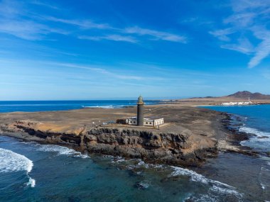 Punta de Jandia ve Fuerteventura adasının güney ucunda deniz feneri, sadece çakıl yolu ile ulaşılabilir, güneşli kış günü.