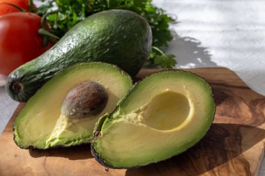 Olgun yeşil organik avokadolar masada, Fuerteventura, Kanarya Adaları, İspanya