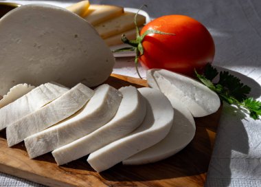 Taze soyulmuş beyaz keçi ineği koyun sütü peyniri, genç İspanyol peyniri, yakın plan.