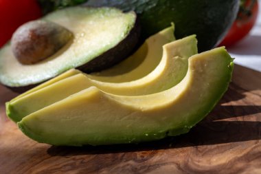 Olgun yeşil organik avokadolar masada, Fuerteventura, Kanarya Adaları, İspanya