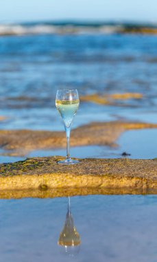 Bir bardak kava ya da şampanya köpüklü şarap, kış tatili, Dunes Corralejo kumsalında gelgit, Fuerteventura, Kanarya Adaları, İspanya