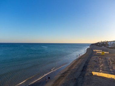 Kumlu kum tepeleri, sahil ve Costa Calma, Fuerteventura, Kanarya adaları, İspanya kışın ve günbatımında Aeriav manzarası