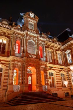 Geleneksel Fransız evinin aydınlatılmış cam pencereleri, Epernay, Champagne Bulvarı, Fransa