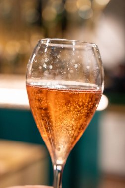 Küçük baloncuklu bardak, Aralık 'ta kış festivalinde köpüklü şarap tatmak Champagne Bulvarı, Epernay, Champagne Bölgesi, Fransa