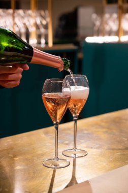 Şampanya Bulvarı, Epernay, Fransa 'nın Şampanya Bölgesi' nde kış hafta sonu festivalinde gül köpüklü şarap tatma ve tatma.