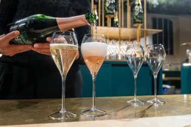 Şampanya Bulvarı, Epernay, Fransa 'nın Şampanya Bölgesi' nde kış hafta sonu festivalinde köpüklü şarap içip tatmak.