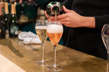 Aralık 'ta Champagne Bulvarı, Epernay, Champagne Bölgesi, Fransa' da kış hafta sonu festivalinde kurak şampanya tatma ve tatma