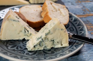 Peynir koleksiyonu, bir parça Fransız peyniri Auvergne ya da dört tane d 'Ambert yakın çekim.