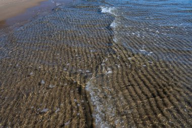 Güneş ışığıyla kristal berrak deniz suyu dokusu, duvar kağıdı, doğa arka planı.
