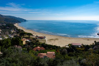 Orta çağ 'a ait küçük bir sahil kasabası olan Sperlonga' dan ve kışın Latina, İtalya 'daki deniz kıyısından kumlu sahil manzarası