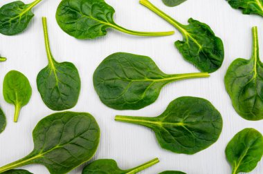 Taze yeşil bebek ıspanak yaprakları, diyet ve sağlıklı gıda konsepti, kilo kaybı, ıspanak arkaplan manzarası