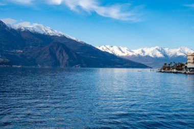 Turizm merkezi küçük ortaçağ köyü Bellagio 'da tepe dar sokaklar ve lüks villalar baharda Como Gölü, İtalya' da tatil yeri.