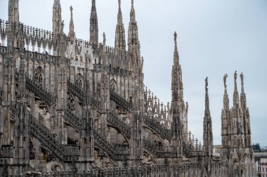 Milano 'daki mermer Gotik Katedral Kilisesi' nin mimari detayları, Kuzey İtalya 'daki turistik ilgi merkezi.