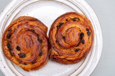 Fırında kahvaltı, taze pişmiş iki kahve, üzümlü tatlı çörek, sabah yemeği.