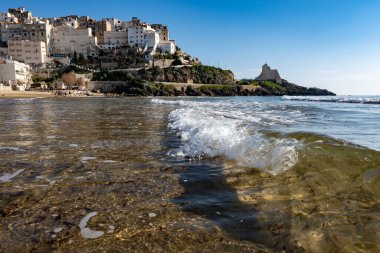 Orta çağ 'ın küçük turistik kasabası Sperlonga' daki kumlu sahil ve deniz suyu manzarası ve kışın Latina, İtalya