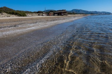 Ortaçağ 'ın küçük turistik kasabası Sperlonga ve kışın deniz kıyısı, Latin, İtalya yakınlarındaki kumsal.