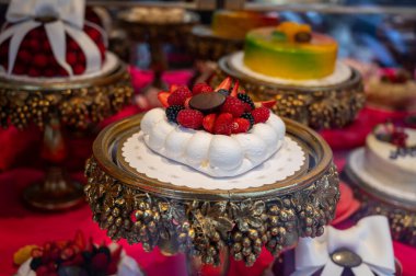 Polenta e Osei di Bergamo Alta Bergamos mutfağının en ünlü spesiyalitesi sünger keki, çikolata, tereyağı, fındık kreması ve romdan yapılır.