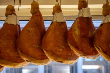 Polenta e Osei di Bergamo Alta Bergamos mutfağının en ünlü spesiyalitesi sünger keki, çikolata, tereyağı, fındık kreması ve romdan yapılır.