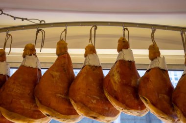 Polenta e Osei di Bergamo Alta Bergamos mutfağının en ünlü spesiyalitesi sünger keki, çikolata, tereyağı, fındık kreması ve romdan yapılır.