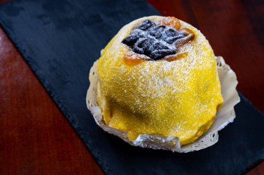 Polenta e Osei di Bergamo Alta Bergamos mutfağının en ünlü spesiyalitesi sünger keki, çikolata, tereyağı, fındık kreması ve romdan yapılır.