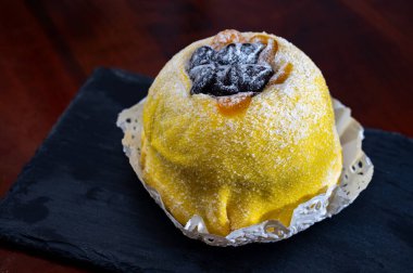 Polenta e Osei di Bergamo Alta Bergamos mutfağının en ünlü spesiyalitesi sünger keki, çikolata, tereyağı, fındık kreması ve romdan yapılır.