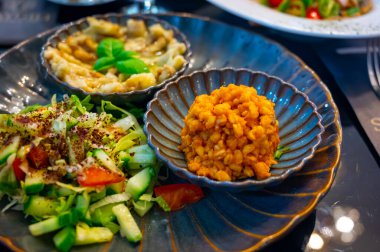 Polenta e Osei di Bergamo Alta Bergamos mutfağının en ünlü spesiyalitesi sünger keki, çikolata, tereyağı, fındık kreması ve romdan yapılır.