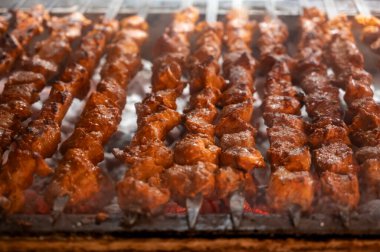 Polenta e Osei di Bergamo Alta Bergamos mutfağının en ünlü spesiyalitesi sünger keki, çikolata, tereyağı, fındık kreması ve romdan yapılır.