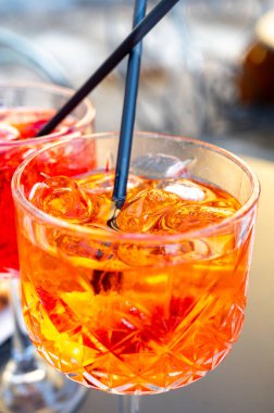 Aperol Spritz portakal suyu, likör, Prosecco köpüklü şarap, buz küpleri ve bir parça portakal, Bellagio, İtalya