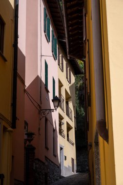 Turizm merkezi küçük ortaçağ köyü Bellagio 'da tepe dar sokaklar ve lüks villalar baharda Como Gölü, İtalya' da tatil yeri.