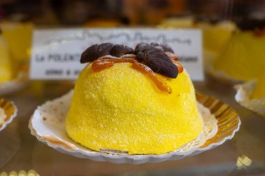 Polenta e Osei di Bergamo Alta Bergamos mutfağının en ünlü tatlı spesiyali, sünger keki, çikolata, tereyağı, fındık kreması ve romdan yapılır.