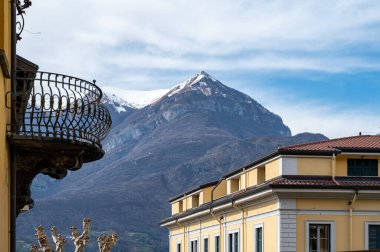 Turizm merkezi küçük ortaçağ köyü Bellagio 'da tepe dar sokaklar ve lüks villalar baharda Como Gölü, İtalya' da tatil yeri.