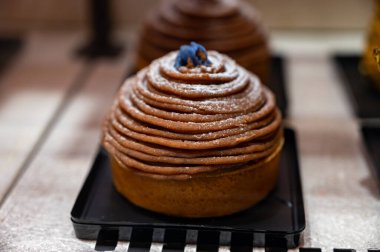 İtalya 'nın Milano kentindeki el sanatları fırınında kremalı ve meyveli İtalyan tatlılı pasta ve pastalar sergileniyor.