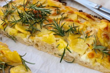 Taze pişmiş Focaccia, patates sebzeli pala romana pizza ve Parma, Emilia Romanya, İtalya 'daki fırında biberiye.