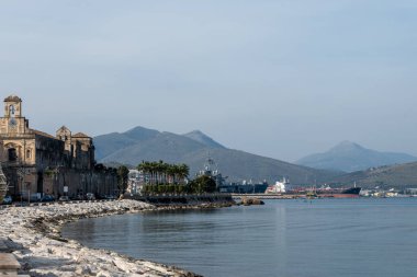 Gaeta 'nın eski kesiminde sabah yürüyüşü, İtalya' nın Tyrhenian Denizi üzerindeki Latin bölgesinde antik İtalyan kenti.