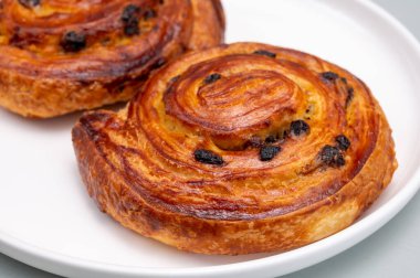 Fırında kahvaltı, taze pişmiş iki kahve, üzümlü tatlı çörek, sabah yemeği.