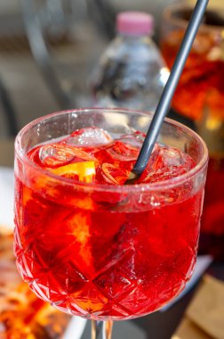 Spritz Campari, likör, Prosecco köpüklü şarap, buz küpleri ve bir parça portakallı kokteyl kokteyli, Milano, İtalya