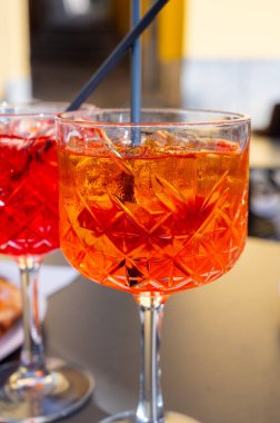 Aperol ve Campari Spritz portakal suyu. Likör, Prosecco köpüklü şarap, buz küpleri ve bir parça portakal, Bellagio, İtalya.
