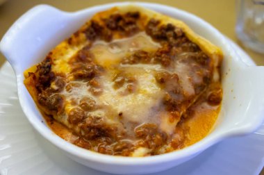 İtalya 'da öğle yemeği ya da akşam yemeği için geleneksel ilk yemek, etli lazanya bolonez ve beşamel sosu İtalyan restoranı Milan, İtalya' da servis edilir.