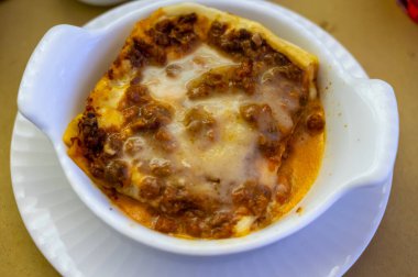 İtalya 'da öğle yemeği ya da akşam yemeği için geleneksel ilk yemek, etli lazanya bolonez ve beşamel sosu İtalyan restoranı Milan, İtalya' da servis edilir.