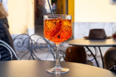 Aperol Spritz portakal suyu, likör, Prosecco köpüklü şarap, buz küpleri ve bir parça portakal, Bellagio, İtalya