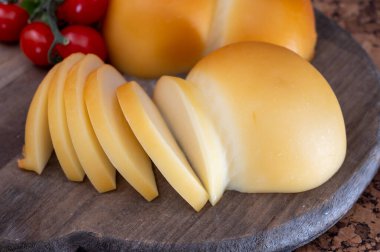 Peynir koleksiyonu, İtalyan peyniri scamorza, caciocavallo, Güney İtalya 'da inek sütünden yapılan provolone...