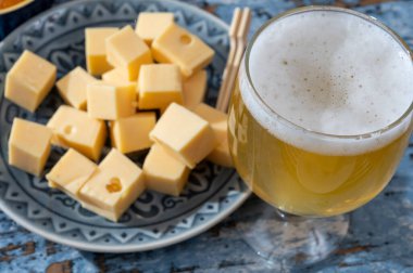 Peynir koleksiyonu, Hollanda 'da inek sütünden yapılmış olgun peynirler ve bir bardak beyaz bira.