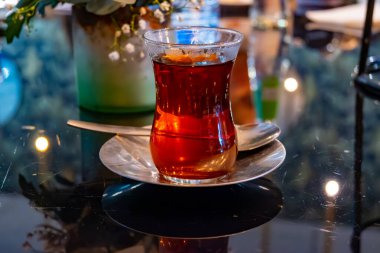 Türkiye 'nin İstanbul kentindeki restoranda geleneksel bardakta Türk tatlı çayı servis ediliyor.