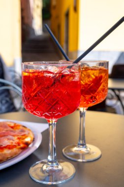 Aperol ve Campari Spritz portakal suyu. Likör, Prosecco köpüklü şarap, buz küpleri ve bir parça portakal, Bellagio, İtalya.